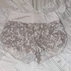 ATHLETA running free printed short 3.5”